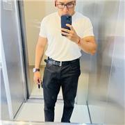 Profesor de programación backend da clases a universitarios y adolescentes